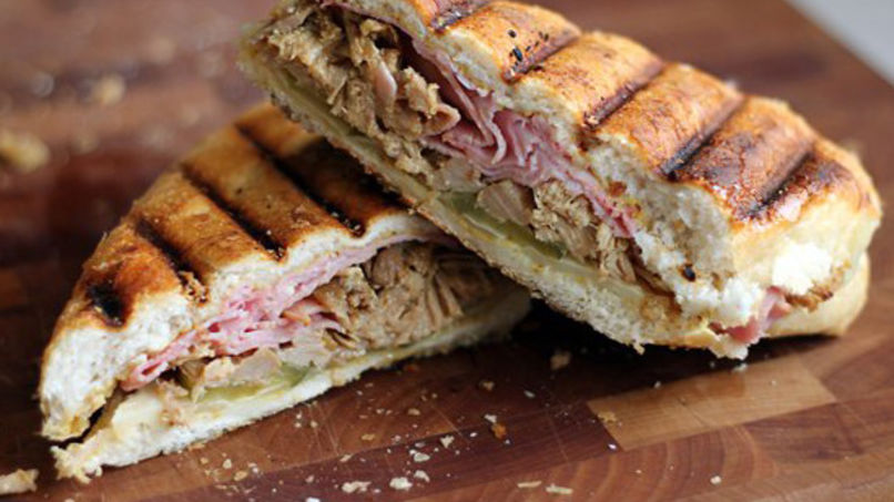 Sándwich Cubano con Cebollas Caramelizadas y Mostaza al Ajo Asado