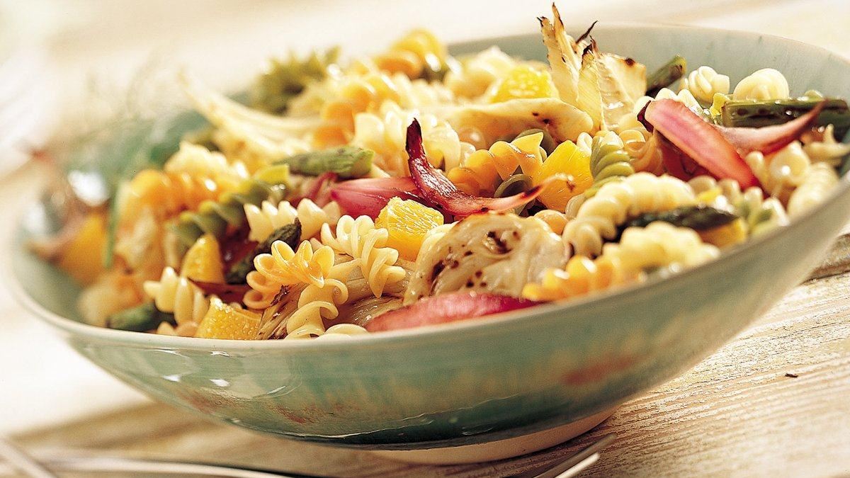 Salade de pâtes aux asperges et au fenouil grillés (recette pour 2 personnes)