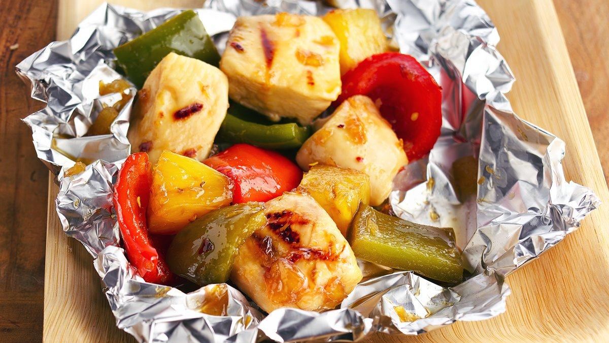 Papillotes de brochettes au poulet et à l'ananas grillés
