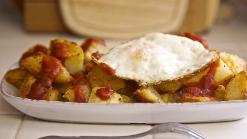Patatas Bravas con Huevo Frito