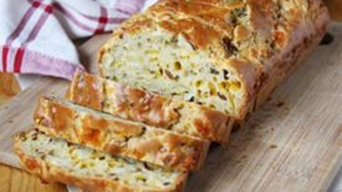 Gluten Free Bacon-Apple Cheddar Bread
