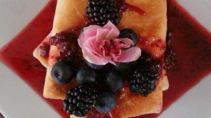 Blintzes con Salsa de Arándanos y Zarzamoras Frescas