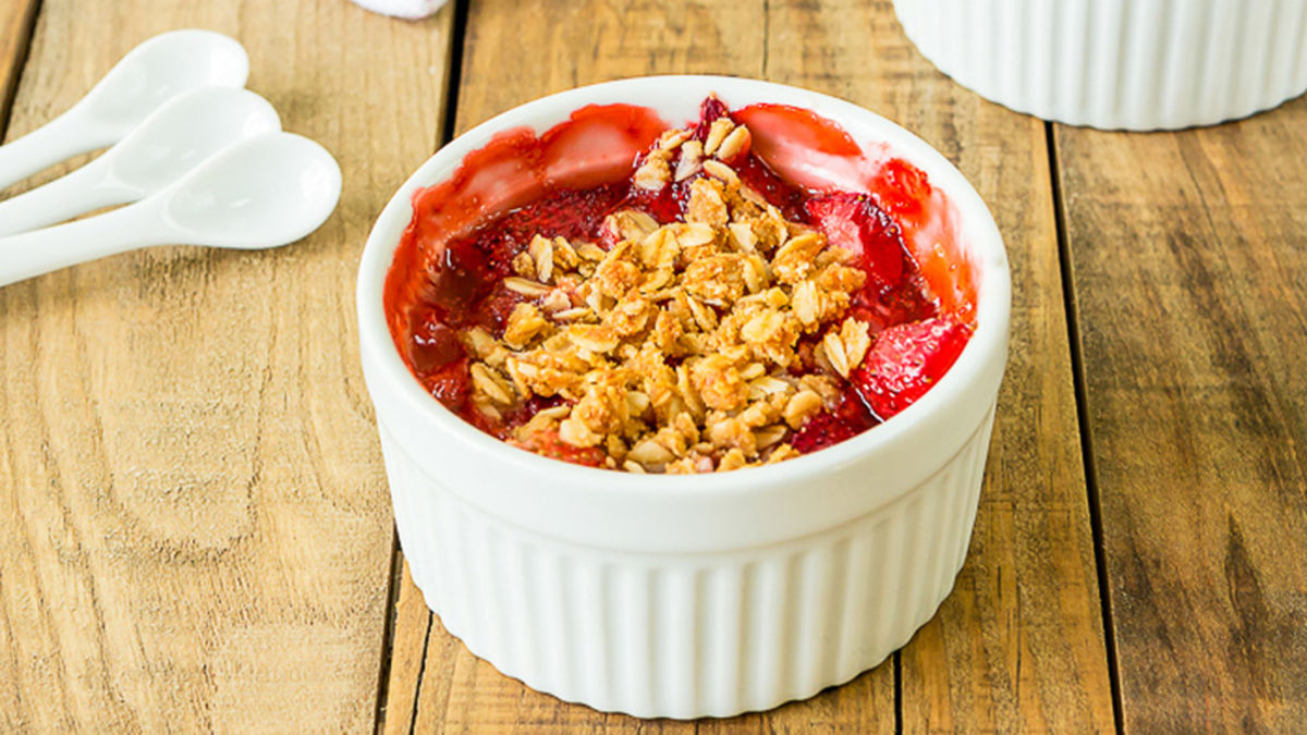 Strawberries and Cheerios™ Crisp
