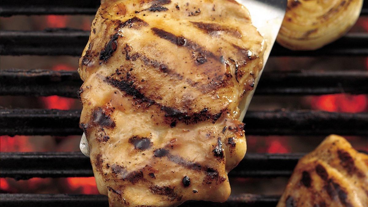 Cuisses de poulet glacées aux abricots grillées sur le barbecue