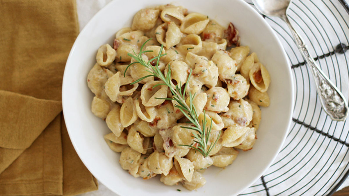 One-Pan Apple Butter, Bacon and Gouda Mac and Cheese