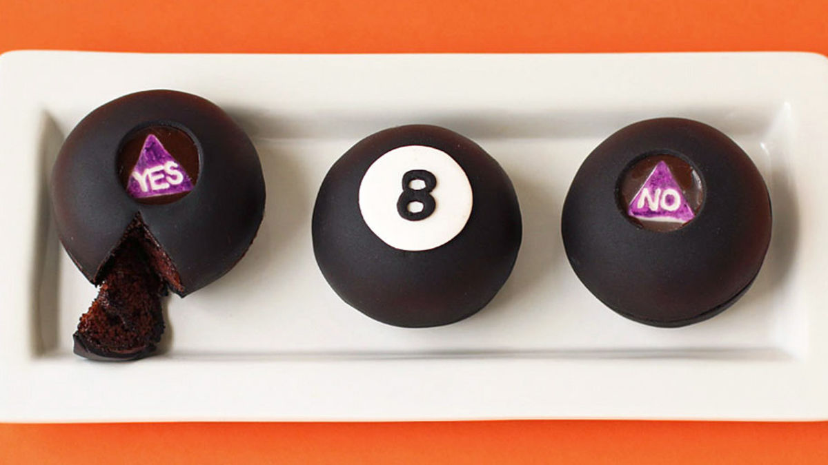 Magic 8 Ball Cakes
