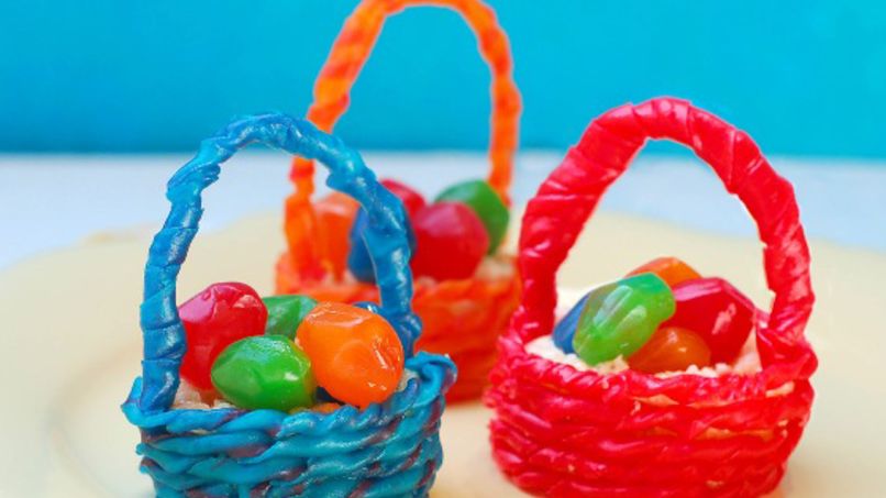 Canastas de Pascua con Fruit by the Foot™ y Fruit Gushers™