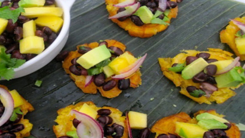 Patacones con Frijoles Negros, Mango y Aguacate