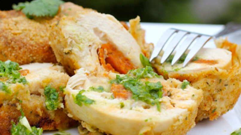 Pollo Relleno de Chorizo y Queso con Salsa Chimichurri