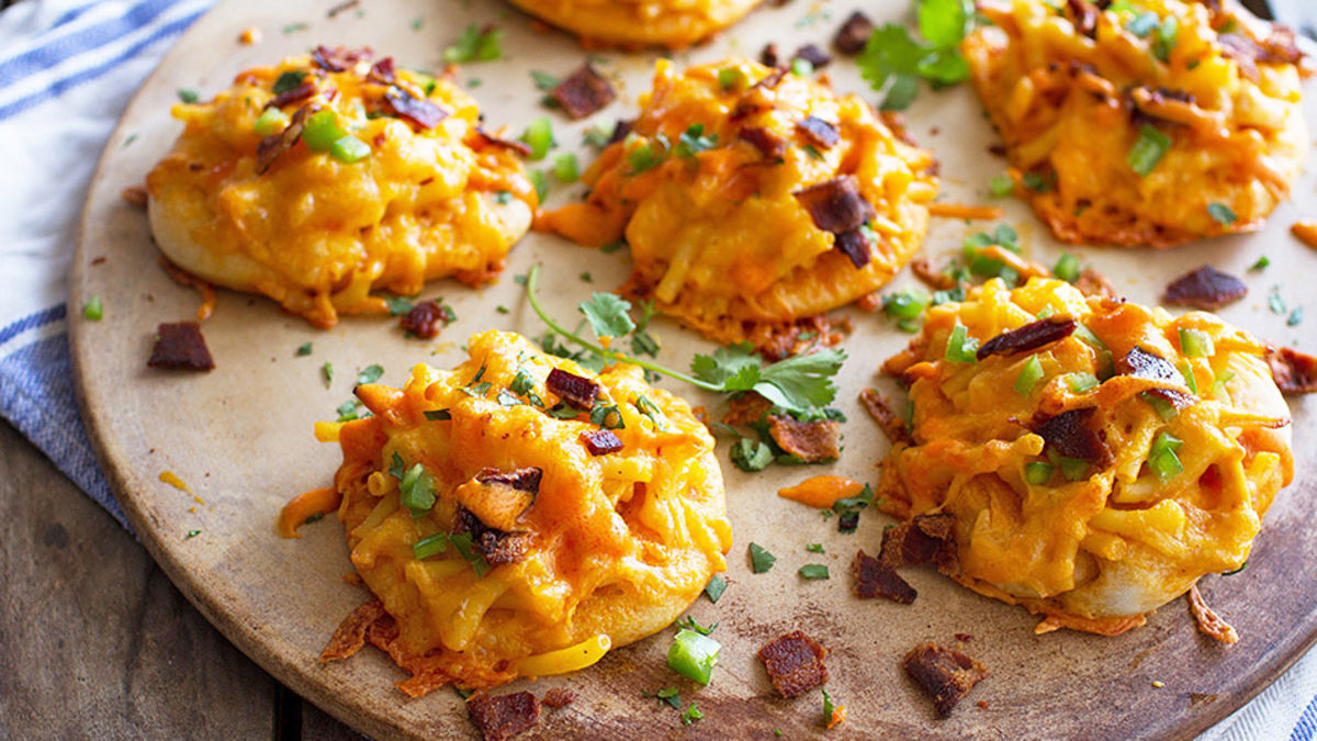 Mini Buffalo Chicken Mac and Cheese Pizzas