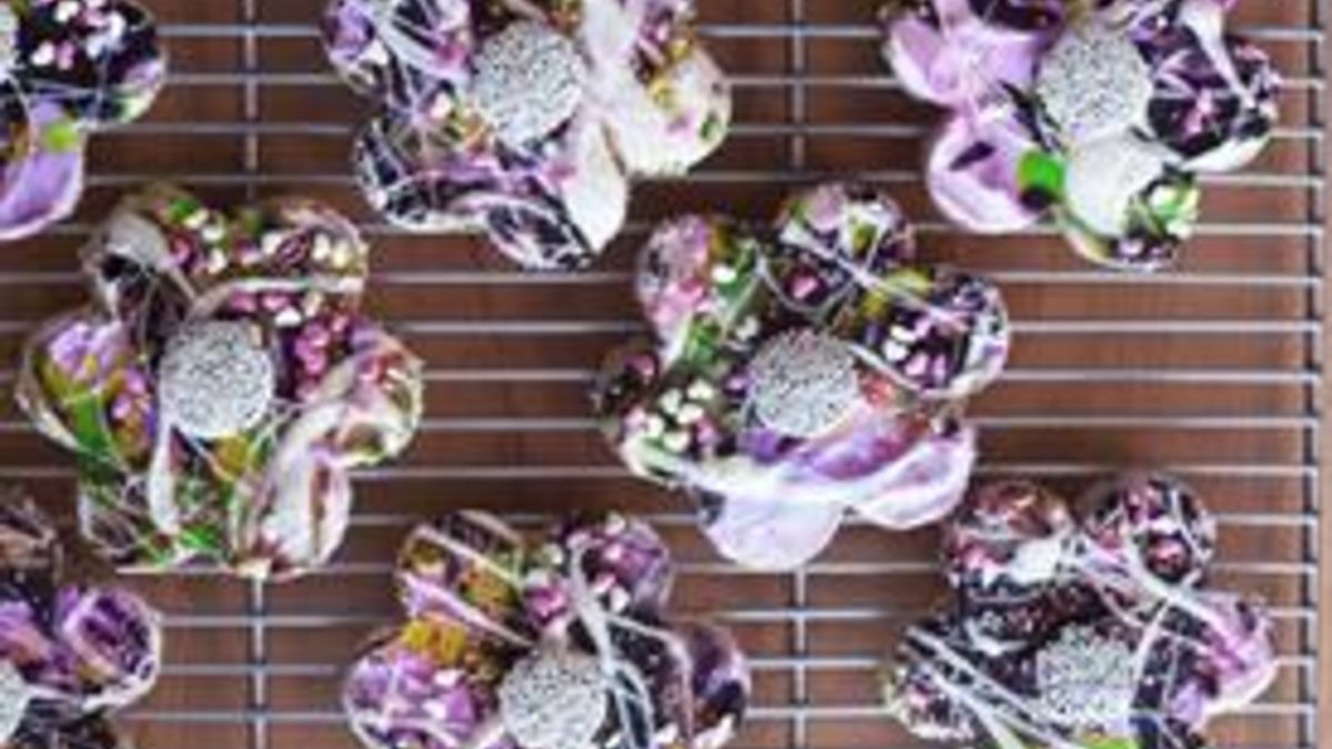 Splatter Paint Daisy Cookies
