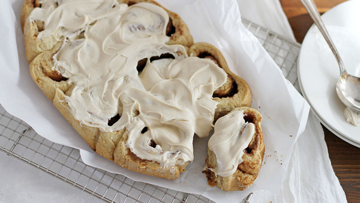 Slow-Cooker Apple Cider Cinnamon Rolls with Easy Cream Cheese-Caramel Icing