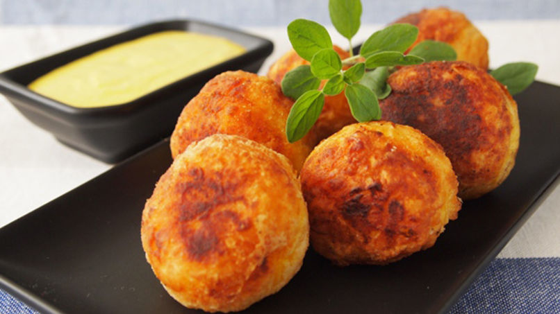 Yucas Rellenas de Chorizo con Mayonesa de Ají Amarillo