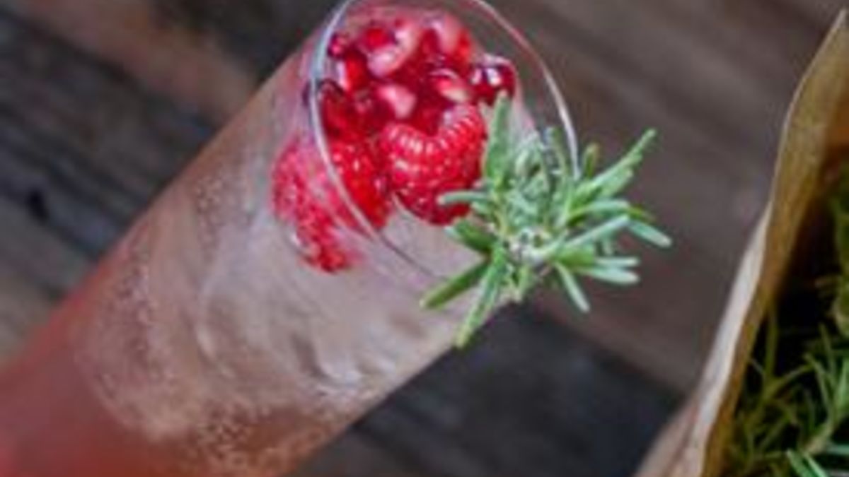 Berry Sparkle Cocktail