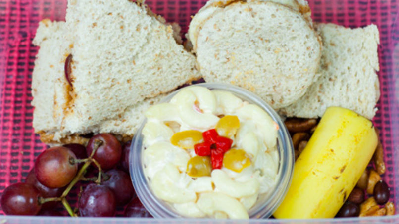 Bocaditos de Mantequilla de Maní y Banana con Ensalada de Pasta Especial