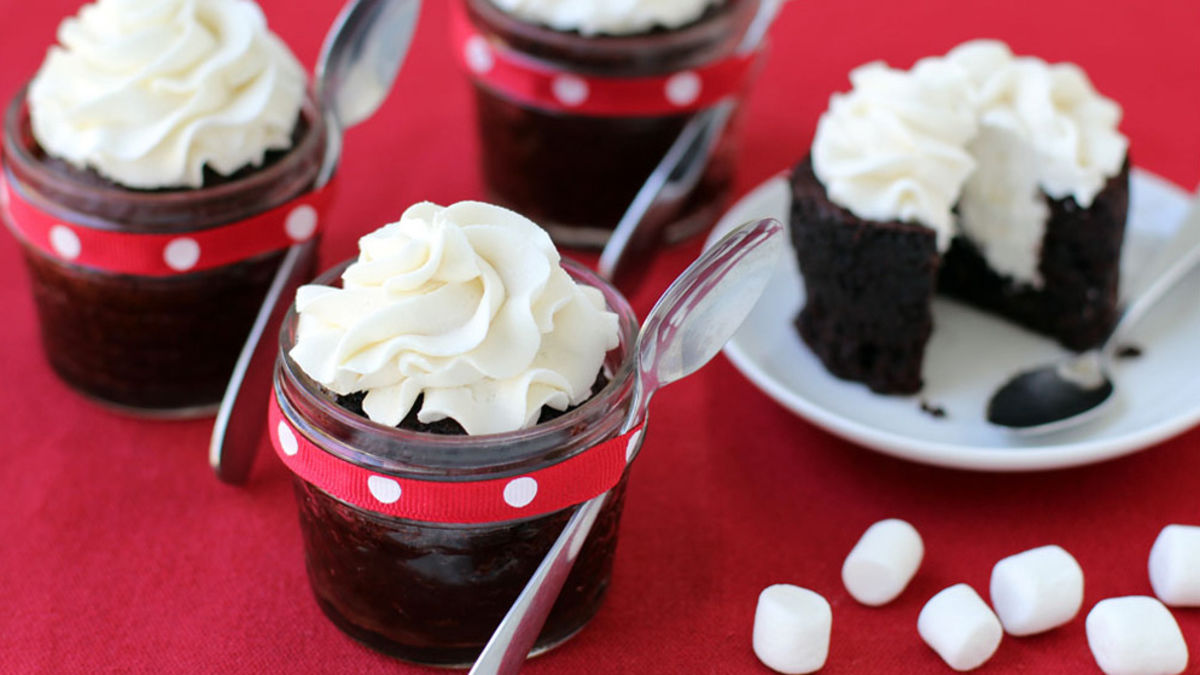 Mini Marshmallow Cream Cakes in Jars