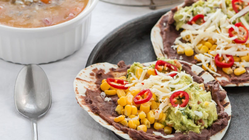 Tacos de Frijoles Negros y Sopa de Arroz Salvaje