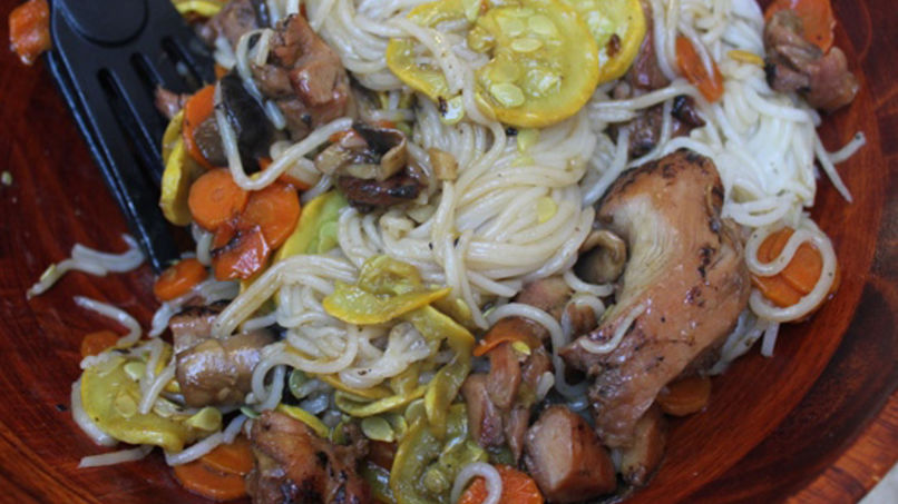 Fideos Fritos con Pollo y Verduras