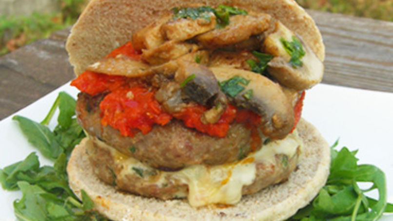 Hamburguesas de Pavo con Salsa de Pimientos Rojos y Berenjenas
