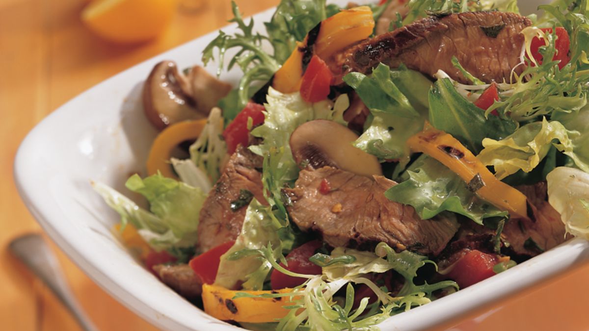 Tossed Steak Salad with Spicy Garlic Dressing