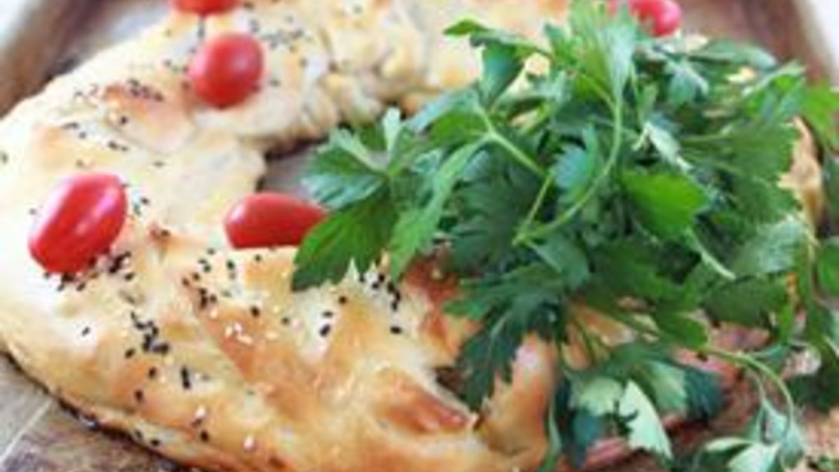 Cheesy Chicken and Broccoli Crescent Wreath