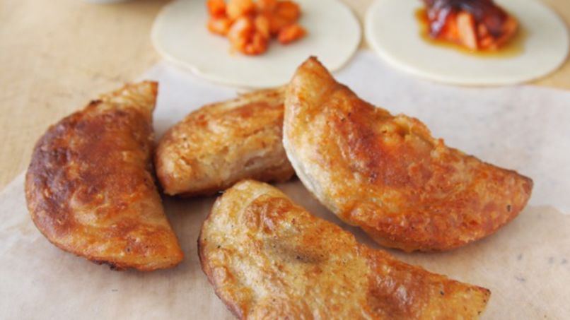 Empanaditas Fritas de Cerdo y Cebollas Confitadas