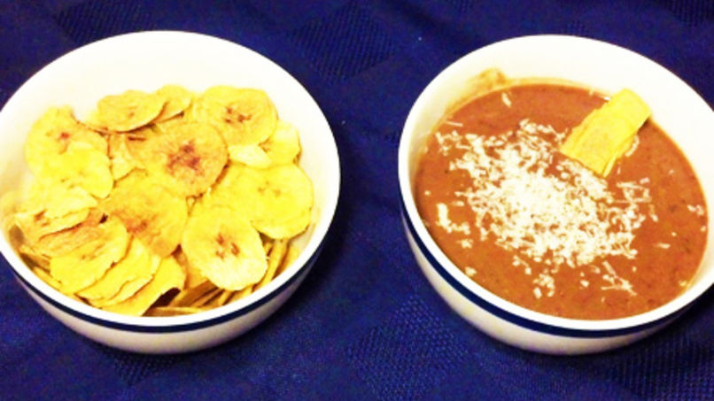 Chips de Plátanos y Salsa de Frijoles Negros