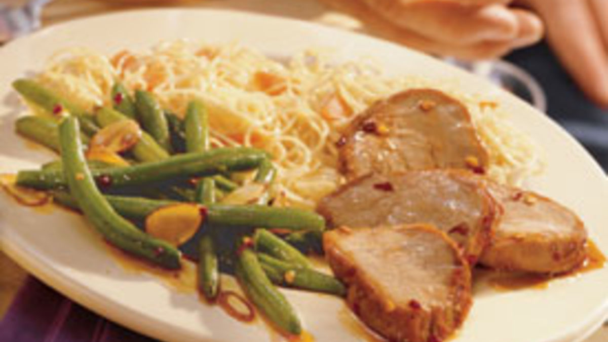 Spicy Barbecued Pork Tenderloin with Green Beans