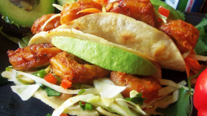 Tacos de Camarones con Adobo y Ensalada de Col con Jalapeño
