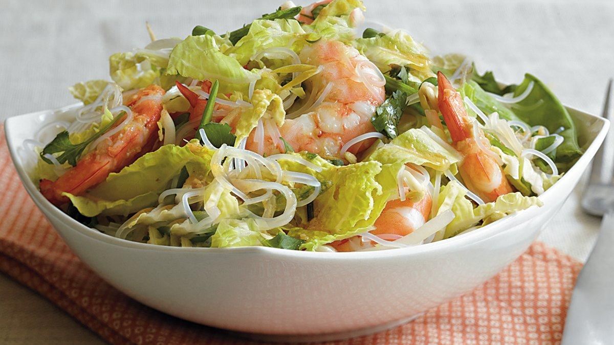 Salade aux crevettes et aux nouilles à l'asiatique