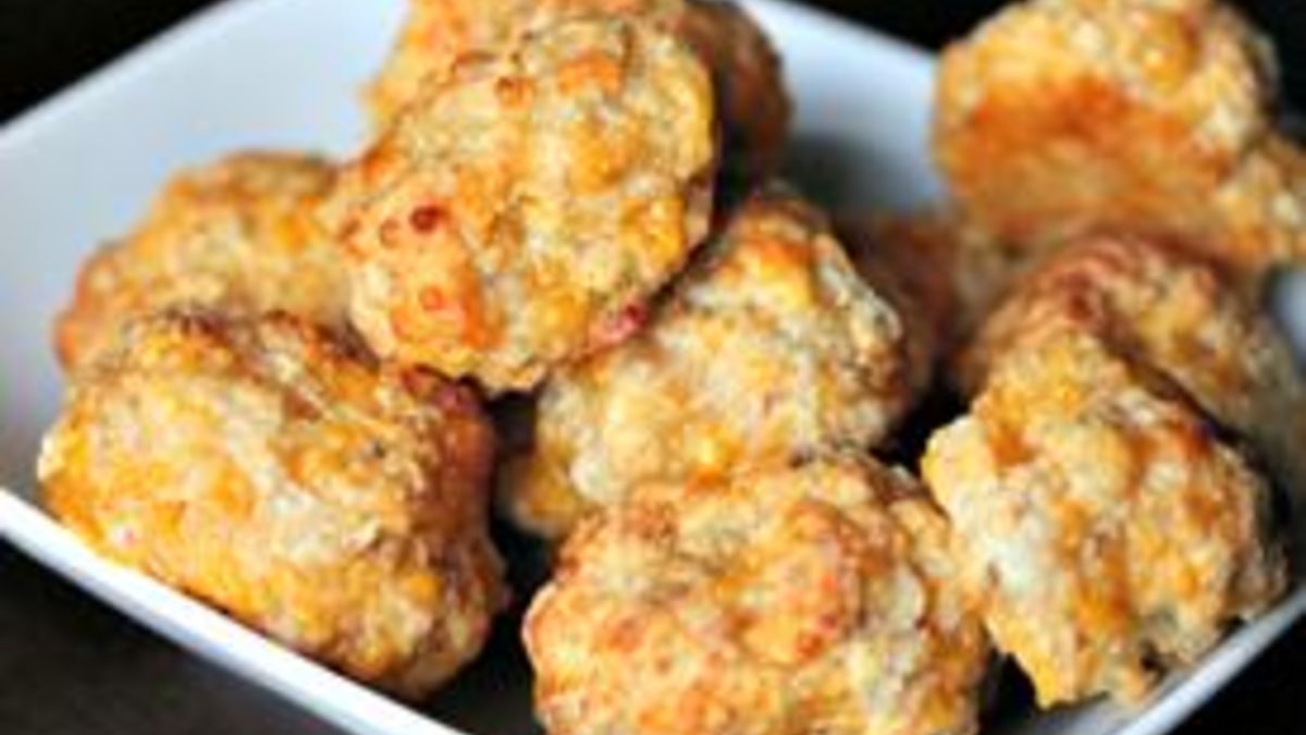 Spicy Sriracha Chicken Cheeseballs
