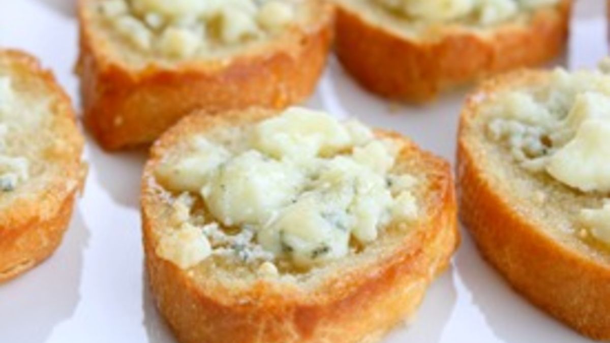 Bruschetta with Gorgonzola Cheese and Honey