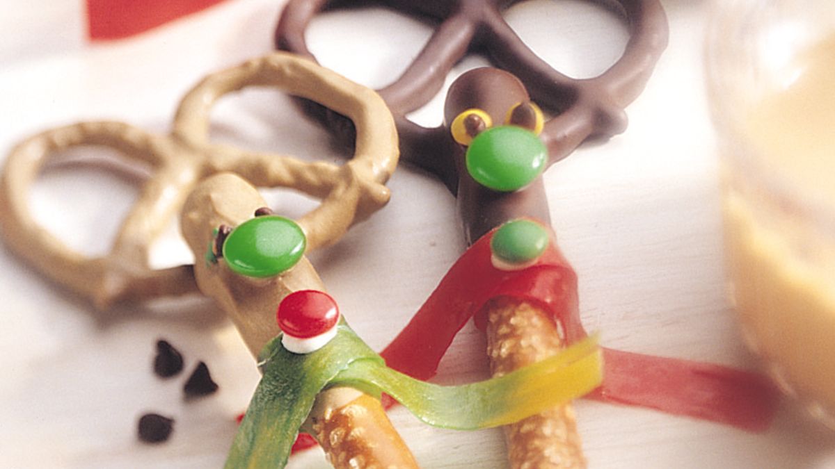 Reindeer Chocolate-Coated Pretzel Rods