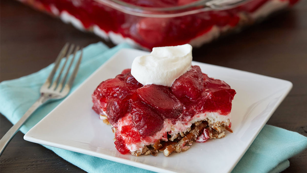 Layered Strawberry-Pretzel Salad